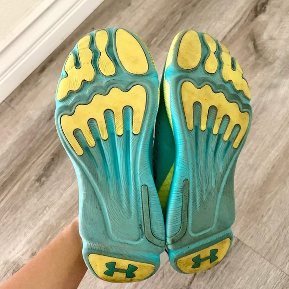 Under Amour lightweight running shoes size 6.5 - Picture 2 of 8